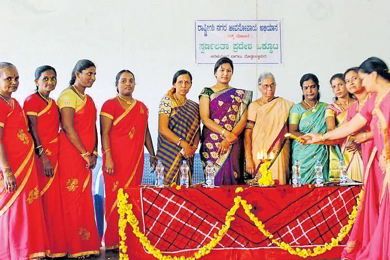 ದೊಡ್ಡಬಳ್ಳಾಪುರದ ಸ್ವರ್ಣಲತಾ ಪ್ರದೇಶ ಒಕ್ಕೂಟದ ವತಿಯಿಂದ ನಡೆದ ಮಹಿಳಾ ದಿನಾಚರಣೆ ಹಾಗೂ ಮಹಿಳೆಯರ ಜಾಗೃತಿ ಕಾರ್ಯಕ್ರಮವನ್ನು ನಗರ ಮಹಿಳಾ ಪೊಲೀಸ್ ಠಾಣೆ ಎಸ್ಐ  ಬೇಬಿ ವಾಲೇಕರ್ ಉದ್ಘಾಟಿಸಿದರು. ರೈತ ಮುಖಂಡರಾದ ಸುಲೋಚನಮ್ಮ ಡಾ.ವೆಂಕಟರೆಡ್ಡಿ ಮತ್ತಿತರರು ಭಾಗವಹಿಸಿದ್ದರು