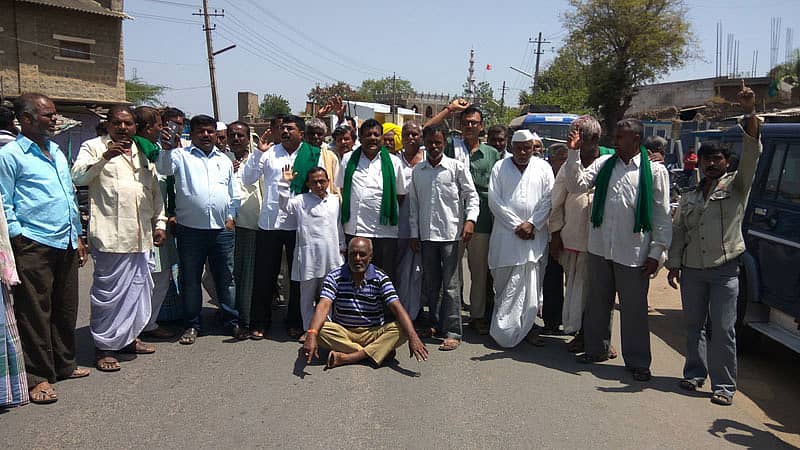 ನವಲಗುಂದದಲ್ಲಿ ನಡೆಯುತ್ತಿರುವ ಕಳಸಾ ಬಂಡೂರಿ ಹೋರಾಟ 600ನೇ ದಿನಕ್ಕೆ ಕಾಲಿಟ್ಟರೂ ಬೇಡಿಕೆ ಈಡೇರಿಸದ ರಾಜ್ಯ–ಕೇಂದ್ರ ಸರ್ಕಾರದ ವಿರುದ್ಧ ಹೋರಾಟಗಾರರು ರಾಷ್ಟ್ರೀಯ ಹೆದ್ದಾರಿ ತಡೆದು ಪ್ರತಿಭಟನೆ ಮಾಡಿದರು