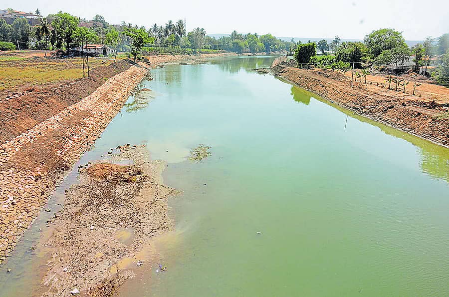 ಹೂಳೆತ್ತಿದ ನಂತರ ಮಲಪ್ರಭಾ ನದಿಯು ಮೈಚಾಚಿ ಹರಿಯುತ್ತಿರುವುದು.        ಚಿತ್ರ:ಚೇತನ ಕುಲಕರ್ಣಿ