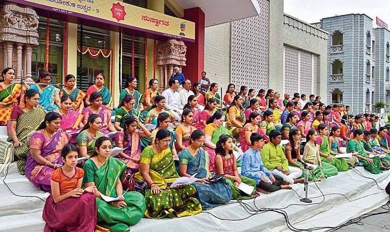 ಕಲಾಕ್ಷೇತ್ರದ ಮುಂಭಾಗ ಬುಧವಾರ  ಸಂಗೀತಗಾರರು ಪುರಂದರದಾಸರ ಕೀರ್ತನೆ ಹಾಡಿದರು.  –ಪ್ರಜಾವಾಣಿ ಚಿತ