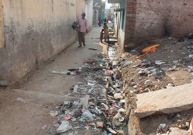 ಕೋಲಾರದ 33ನೇ ವಾರ್ಡ್ ವ್ಯಾಪ್ತಿಯ ರಹಮತ್ನಗರ ಬಡಾವಣೆಯ ಚರಂಡಿಯೊಂದರಲ್ಲಿ ಕಸ ತುಂಬಿಕೊಂಡಿರುವುದು