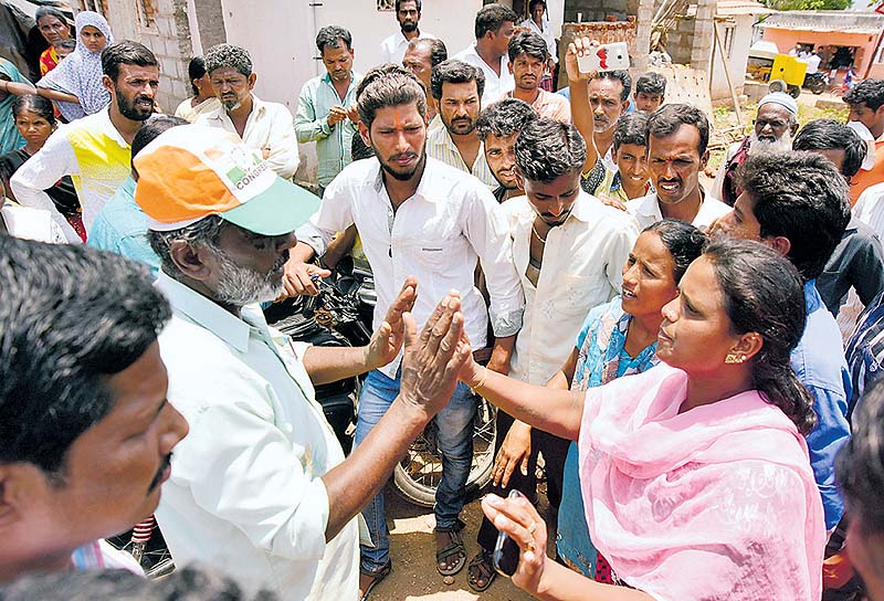 ಮತದಾನ ಮಾಡಲು ಬರುವಂತೆ ಒತ್ತಾಯಿಸಿದ ಕಾರ್ಯಕರ್ತರೊಂದಿಗೆ ನಂಜನಗೂಡು ಕ್ಷೇತ್ರದ ಮಹದೇವನಗರ ಗ್ರಾಮಸ್ಥರು ವಾಗ್ವಾದ ನಡೆಸಿದರು