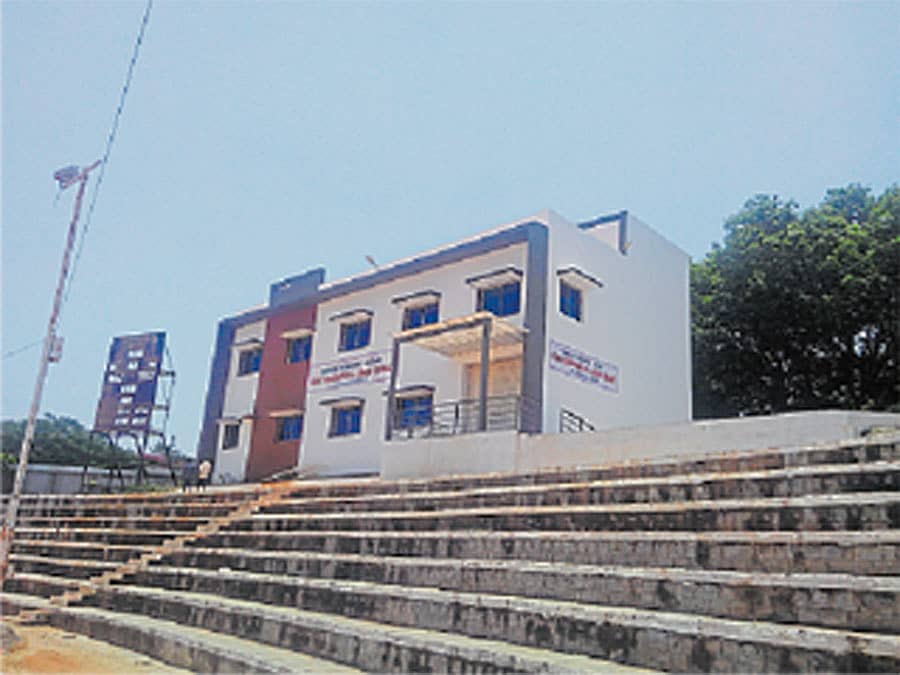 ಉದ್ಘಾಟನೆಗಾಗಿ ಕಾಯುತ್ತಿರುವ ದಾವಣಗೆರೆ ಜಿಲ್ಲಾ ಕ್ರೀಡಾಂಗಣದಲ್ಲಿರುವ ಯುವ ಸಬಲೀಕರಣ ಮತ್ತು ಕ್ರೀಡಾ ಇಲಾಖೆಯ ನೂತನ ಕಟ್ಟಡ.