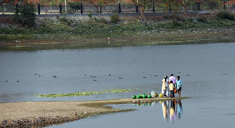 ದಾವಣಗೆರೆಯ ಕುಂದವಾಡ ಕೆರೆಗೆ ಜನರು ಬಂದು ಕೊಡಪಾನಗಳಲ್ಲಿ ನೀರು ತುಂಬಿಸಿಕೊಳ್ಳುತ್ತಿದ್ದ ದೃಶ್ಯ ಮಂಗಳವಾರ ಸಂಜೆ ಕ್ಯಾಮೆರಾದ ಕಣ್ಣಿಗೆ ಸೆರೆ ಸಿಕ್ಕಿತು.