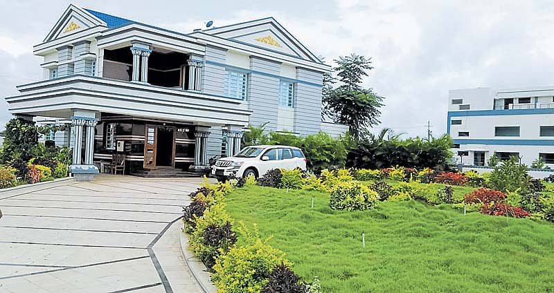 ಹೊಳಲ್ಕೆರೆ ತಾಲ್ಲೂಕಿನ ಮಲ್ಲಾಡಿಹಳ್ಳಿಯ ಕೆ.ನಾಗರಾಜ್ ಮನೆ ಅಂಗಳದಲ್ಲಿ ಹಸಿರಿನಿಂದ ಕಂಗೊಳಿಸುತ್ತಿರುವ ಉದ್ಯಾನ