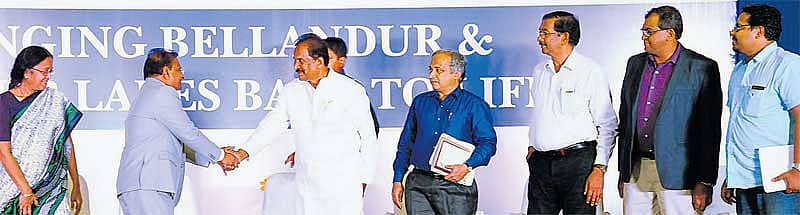 ಸಚಿವ ಕೆ.ಜೆ.ಜಾರ್ಜ್‌ ಅವರಿಗೆ ಲಕ್ಷ್ಮಣ್‌ ಹಸ್ತಲಾಘವ ನೀಡಿದರು. (ಎಡದಿಂದ) ಉಷಾ ರಾಜಗೋಪಾಲನ್‌, ಪ್ರೊ.ಟಿ.ವಿ.ರಾಮಚಂದ್ರ, ಬಿಡಿಎ ಎಂಜಿನಿಯರಿಂಗ್‌ ಸದಸ್ಯ ಪಿ.ಎನ್‌.ನಾಯಕ್‌, ಲಿಯೊ ಸಲ್ಡಾನಾ, ಡಾ.ರಿತೇಶ್‌ ಕುಮಾರ್‌ ಇದ್ದರು.