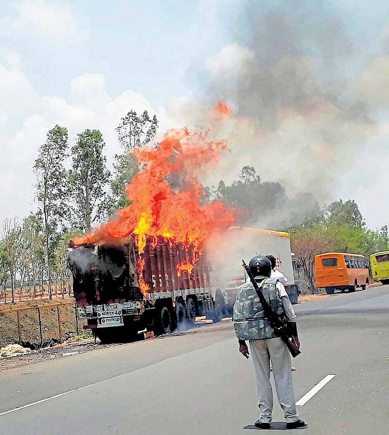 ಭೋಪಾಲ್‌ ಸಮೀಪ ಪ್ರತಿಭಟನಾಕಾರರು ಹಚ್ಚಿದ ಬೆಂಕಿಗೆ ಆಹುತಿಯಾದ ಲಾರಿ