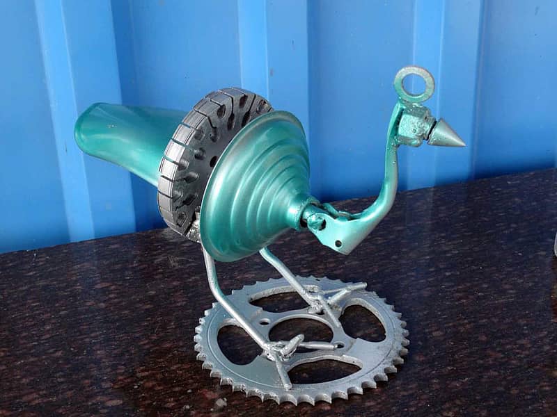 ಗ್ಯಾರೇಜಿನಲ್ಲಿ ಗುಜರಿ ಕಲೆ