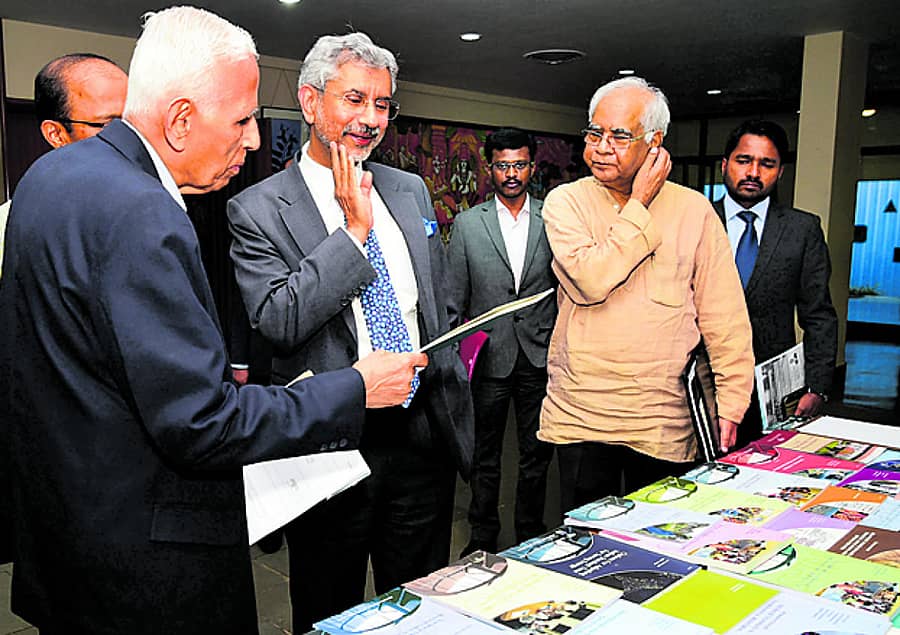 ರಾಷ್ಟ್ರೀಯ ಉನ್ನತ ಅಧ್ಯಯನ ಸಂಸ್ಥೆಯಲ್ಲಿ (ಎನ್ಐಎಎಸ್)ಶುಕ್ರವಾರ ಆಯೋಜಿಸಿದ್ದ ಉಪನ್ಯಾಸ ಕಾರ್ಯಕ್ರಮದಲ್ಲಿ ಪಾಲ್ಗೊಳ್ಳಲು ಆಗಮಿಸಿದ ವಿದೇಶಾಂಗ ಇಲಾಖೆ ಕಾರ್ಯದರ್ಶಿ ಡಾ.ಎಸ್.ಜೈಶಂಕರ್ ಅವರನ್ನು ವಿಭಾಗದ ಮುಖ್ಯಸ್ಥ ರಾಜರಾಮ್ ಮತ್ತು ಸಂಸ್ಥೆಯ ನಿರ್ದೇಶಕ ಪ್ರೊ.ಬಲದೇವ್ ರಾಜ್ ಸ್ವಾಗತಿಸಿದರು –ಪ್ರಜಾವಾಣಿ ಚಿತ್ರ