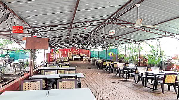 ಗ್ರಾಹಕರಿಲ್ಲದೆ ಬಣಗುಡುತ್ತಿರುವ ಹುಬ್ಬಳ್ಳಿಯ ‘ಗ್ರೀನ್ ಗಾರ್ಡನ್’ ರೆಸ್ಟೋರೆಂಟ್