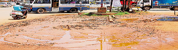 ಹುಬ್ಬಳ್ಳಿಯ ಹೊಸೂರು ವೃತ್ತದ ಬಳಿ ಮಳೆಯಿಂದ ನೀರು ನಿಂತು ರಾಡಿಯಾಗಿರುವ ದೃಶ್ಯ