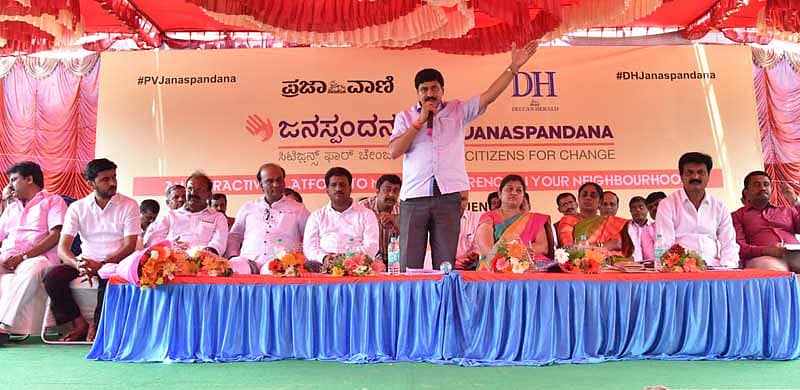 ಜನಸ್ಪಂದನ ಕಾರ್ಯಕ್ರಮದಲ್ಲಿ ವೈ.ಎ.ನಾರಾಯಣಸ್ವಾಮಿ ಮಾತನಾಡಿದರು. ಪಾಲಿಕೆ ಸದಸ್ಯರಾದ ಆನಂದ್ ಕುಮಾರ್, ಎನ್.ರಾಜಶೇಖರನ್, ಎಂ.ನಾಗರಾಜ, ಅಬ್ದುಲ್ ವಾಜೀದ್, ಉಪಮೇಯರ್ ಎಂ.ಆನಂದ್, ಪಾಲಿಕೆ ಸದಸ್ಯರಾದ ಜಿ.ಇಂದಿರಾ, ಎಂ.ಪ್ರಮೀಳಾ, ಗಣೇಶ್ ರಾವ್ ಮಾನೆ, ಹೆಚ್ಚುವರಿ ಆಯುಕ್ತ ಡಾ.ಅಶೋಕ್ ಇದ್ದಾರೆ