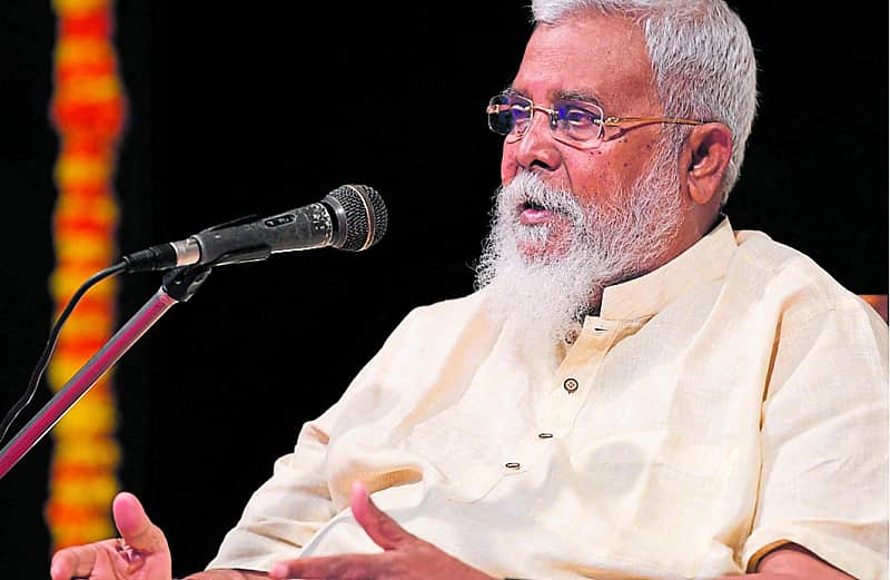 ಕನ್ನಡ ಮತ್ತು ಸಂಸ್ಕೃತಿ ಇಲಾಖೆಯ ತಿಂಗಳ ಕಾರ್ಯಕ್ರಮ ‘ಮನೆಯಂಗಳದಲ್ಲಿ ಮಾತುಕತೆ’ಯಲ್ಲಿ ಶನಿವಾರ ಉದ್ಯಮಿ, ಸಾಹಿತಿ ಡಿ.ಕೆ.ಚೌಟ ಮಾತನಾಡಿದರು –ಪ್ರಜಾವಾಣಿ ಚಿತ್ರ