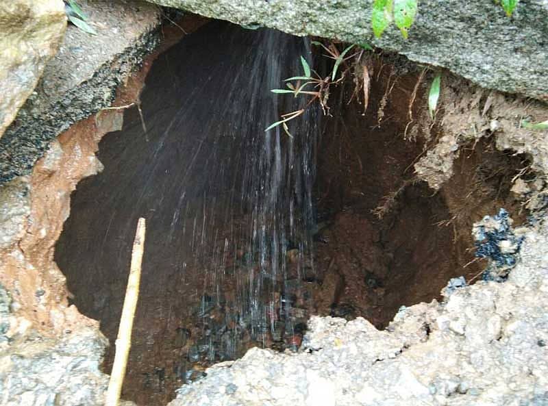 ಮೂಡಿಗೆರೆ ತಾಲ್ಲೂಕಿನ ಗೌಡಳ್ಳಿ ಹೊರಟ್ಟಿ ಸೇತುವೆ ಗುಂಡಿ ಬಿದ್ದಿರುವುದು.