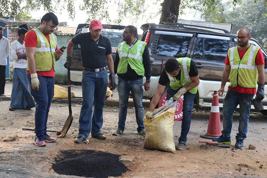 ರಸ್ತೆ ಗುಂಡಿ ಮುಚ್ಚುವ ಸ್ವಯಂಸೇವೆ