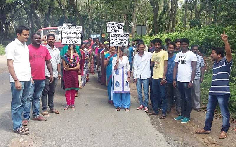 ಮೂಡಿಗೆರೆ ಹೆಸ್ಗಲ್‌ ಗ್ರಾಮ ಪಂಚಾಯಿತಿ ವ್ಯಾಪ್ತಿಯ ಬಳಗುಳದಲ್ಲಿ ಅಕ್ರಮವಾಗಿ ಮದ್ಯ ಮಾರಾಟ ಮಾಡಲಾಗುತ್ತಿದೆ ಎಂದು ಆರೋಪಿಸಿ ಶುಕ್ರವಾರ ಗ್ರಾಮಸ್ಥರು ಪ್ರತಿಭಟನೆ ನಡೆಸಿದರು.