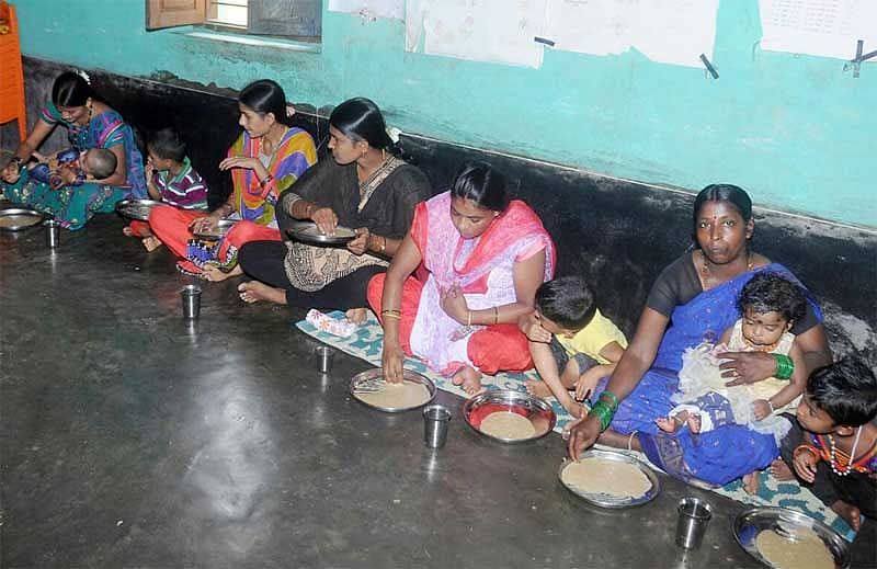 ಹೊಸನಗರ ತಾಲ್ಲೂಕಿನ ವಾರಂಬಳ್ಳಿ ಗ್ರಾಮದಲ್ಲಿ ಮೂರು ಅಂಗನವಾಡಿಗಳು ಒಟ್ಟಿಗೆ ಸೇರಿ ಮಾತೃಪೂರ್ಣ ಯೋಜನೆಗೆ ಸಾಂಕೇತಿಕವಾಗಿ ಚಾಲನೆ ನೀಡಿದ ವೇಳೆ ಬಾಣಂತಿಯರು ಊಟ ಮಾಡಿದ ದೃಶ್ಯ