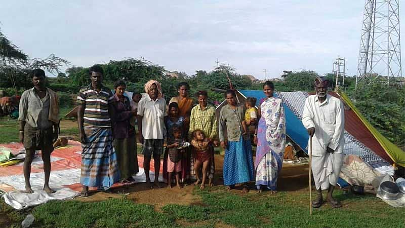ಬಾಗೇಪಲ್ಲಿ ತಾಲ್ಲೂಕಿನ ಬಿಳ್ಳೂರು ಗ್ರಾಮದ ಹೊರವಲಯದಲ್ಲಿ ಬೀಡುಬಿಟ್ಟಿರುವ ಅಲೆಮಾರಿ ಜನಾಂಗದ ಆಂಜಿನಪ್ಪ ಮತ್ತು ನರಸಿಂಹಲು ಅವರ ಕುಟುಂಬಗಳು