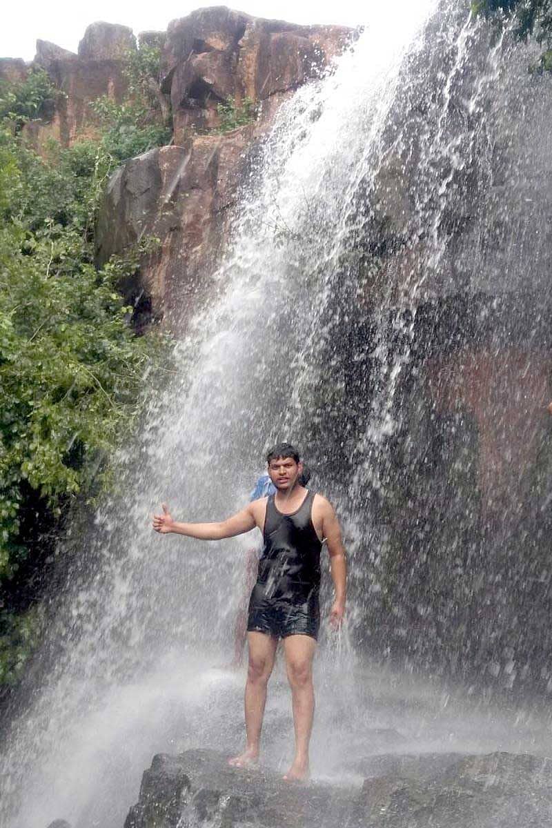 ಗುಳೇದಗುಡ್ಡದ ಬೆಟ್ಟದಲ್ಲಿರುವ ದಿಡಿಗಿನಹಳ್ಳದ ಮಿನಿ ಜಲಪಾತ ಪ್ರವಾಸಿಗರನ್ನು ಆಕರ್ಷಿಸುತ್ತಿದೆ