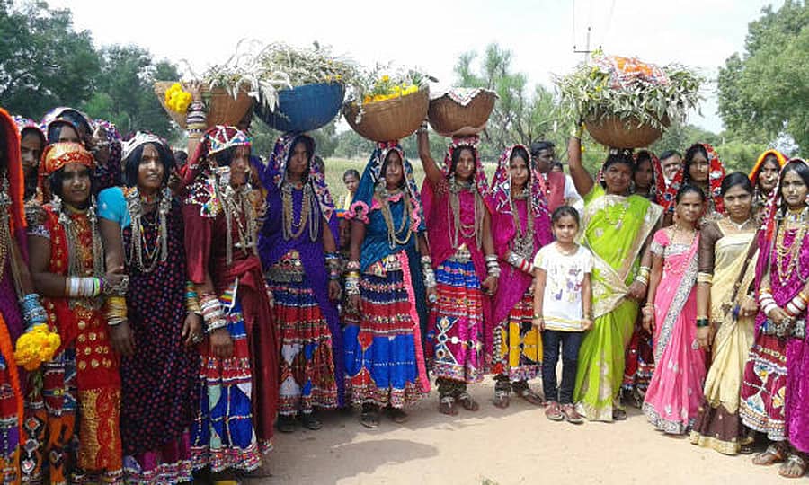 ಅಡವಿಯಿಂದ ಹೂಗಳನ್ನು ಆಯ್ದುಕೊಂಡು ತಾಂಡಾಕ್ಕೆ ಮರಳುತ್ತಿರುವ ಲಂಬಾಣಿ ಮಹಿಳೆಯರು
