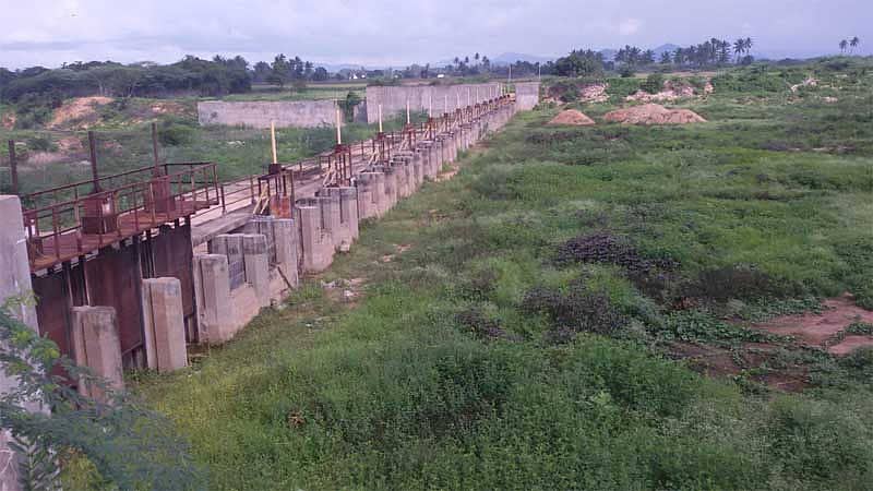 ಗೌರಿಬಿದನೂರು ತಾಲ್ಲೂಕಿನಲ್ಲಿ ಇಪ್ಪತ್ತು ದಿನ ಮಳೆ ಬಿದ್ದರು ಸಕ್ಕರೆ ಕಾರ್ಖಾನೆ ಬಳಿ ಉತ್ತರ ಪಿನಾಕಿನಿ ನದಿಗೆ ಅಡ್ಡಲಾಗಿ ನಿರ್ಮಿಸಿರುವ ಕಿಂಡಿ ಅಣೆಕಟ್ಟಿಗೆ ನೀರು ಹರಿದಿಲ್ಲ