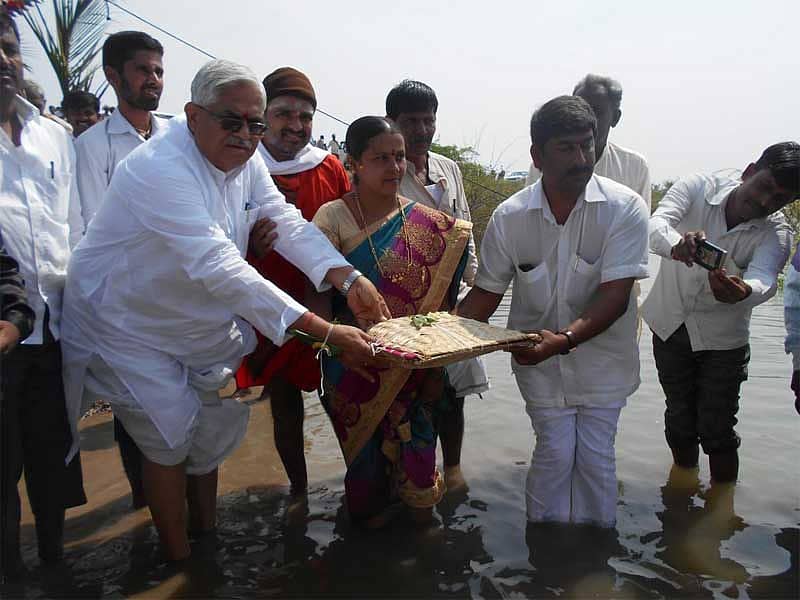 ಡಂಬಳ ಹೋಬಳಿಯ ಜಂತ್ಲಿ ಶಿರೂರ ಗ್ರಾಮದಲ್ಲಿ ಶುಕ್ರವಾರ ಕೆರೆಗೆ ಶಾಂತವೀರ ಶರಣರು, ಶಾಸಕ ಜಿ.ಎಸ್ ಪಾಟೀಲ ತಾಲ್ಲೂಕ ಪಂಚಾಯತಿ ಅಧ್ಯಕ್ಷೆ ರೇಣುಕಾ ಜಿ ಕೊರ್ಲಹಳ್ಳಿ ಬಾಗಿನ ಅರ್ಪಿಸಿದರು