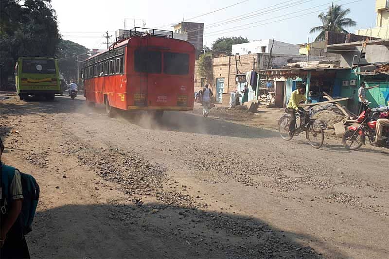 ಬನಹಟ್ಟಿಯ ದುರ್ಗಾ ದೇವಿಯ ದೇವಸ್ಥಾನದ ಹತ್ತಿರದ ರಸ್ತೆಯು ದೂಳಿನಿಂದ ಕೂಡಿರುವುದು