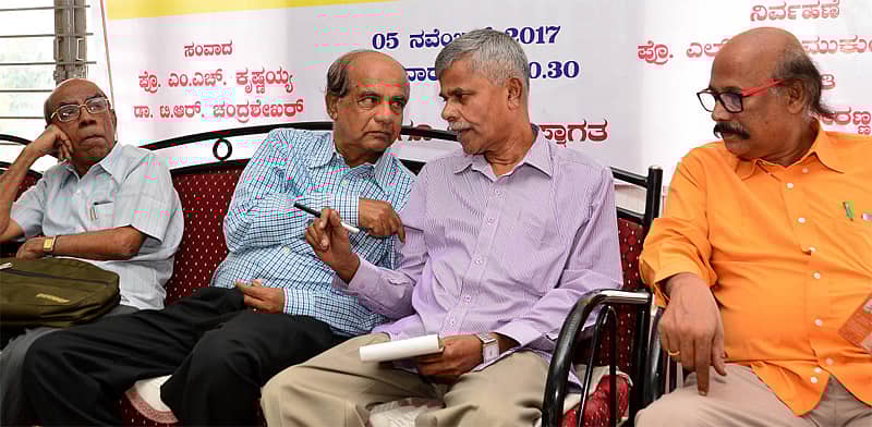 ಡಾ.ಎಸ್. ಚಂದ್ರಶೇಖರ್ (ಬಲದಿಂದ ಎರಡನೆಯವರು) ಮತ್ತು ಡಾ.ಸಿ.ವೀರಣ್ಣ ಮಾತುಕತೆ ನಡೆಸಿದರು. (ಎಡದಿಂದ) ಪ್ರೊ.ಎಂ.ಎಚ್.ಕೃಷ್ಣಯ್ಯ, ಪ್ರೊ.ಎಲ್.ಎನ್.ಮುಕುಂದರಾಜ್ ಇದ್ದರು -ಪ್ರಜಾವಾಣಿ ಚಿತ್ರ