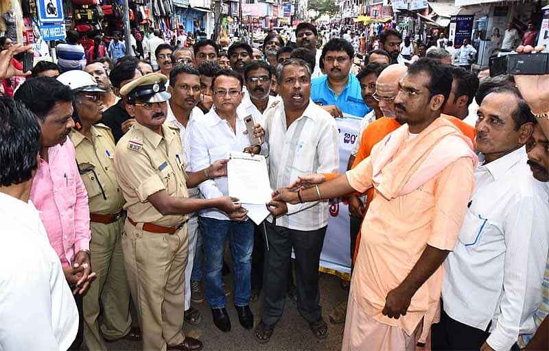 ವೀರಶೈವರ ಕುರಿತು ಅವಹೇಳನಕಾರಿ ಮಾತುಗಳನ್ನಾಡಿರುವ ಜಯಮೃತ್ಯುಂಜಯ ಸ್ವಾಮೀಜಿ ಅವರ ವಿರುದ್ಧ ಕ್ರಮ ಕೈಗೊಳ್ಳಬೇಕು ಎಂದು ಒತ್ತಾಯಿಸಿ ವೀರಶೈವ ಲಿಂಗಾಯತ ಸಮಾಜದ ಮುಖಂಡರು ಶಹರ ಠಾಣೆ ಪೊಲೀಸ್‌ ಅಧಿಕಾರಿಗೆ ದೂರು ಸಲ್ಲಿಸಿದರು (ಎಡಚಿತ್ರ). ನವಲಗುಂದದಲ್ಲಿ ಕೂಡಲಸಂಗಮದ ಪಂಚಮಸಾಲಿ ಪೀಠದ ಜಯಮೃತ್ಯುಂಜಯ ಸ್ವಾಮೀಜಿ ಅವರ ಭಾವಚಿತ್ರ ದಹಿಸಿ ಆಕ್ರೋಶ ವ್ಯಕ್ತಪಡಿಸಲಾಯಿತು