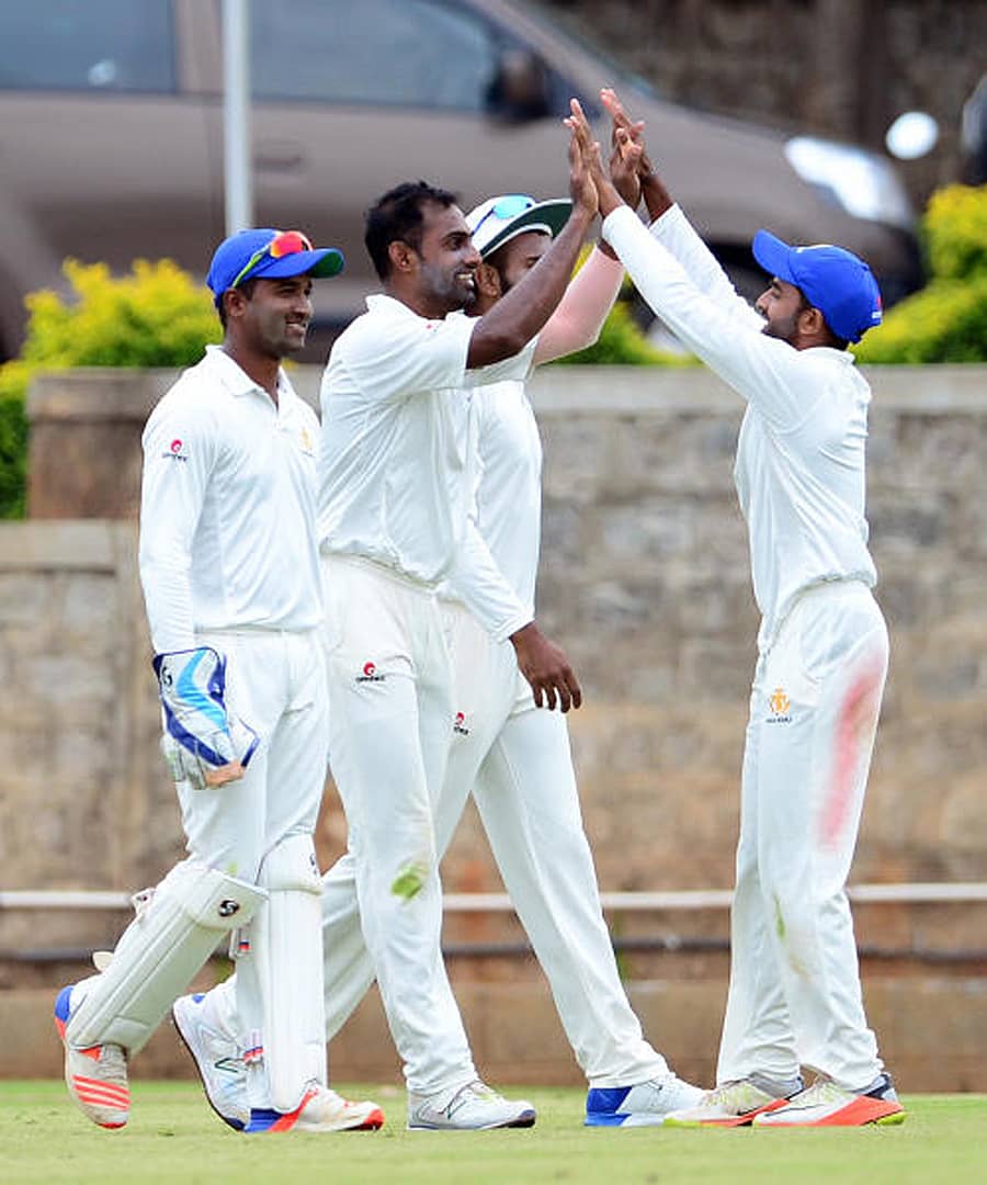 ವಿಕೆಟ್ ಪಡೆದ ಅಭಿಮನ್ಯು ಮಿಥುನ್ ಅವರನ್ನು ಸಹ ಆಟಗಾರರು ಅಭಿನಂದಿಸಿದರು ಪ್ರಜಾವಾಣಿ ಚಿತ್ರ/ ಸತೀಶ್ ಬಡಿಗೇರ್