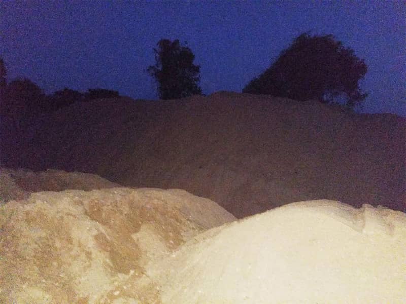 ಕೊಪ್ಪ ತಾಲ್ಲೂಕಿನ ಚಾವಲ್ಮನೆ ಗ್ರಾಮ ಪಂಚಾಯಿತಿ ವ್ಯಾಪ್ತಿಯ ಮುಳ್ಳುಹಕ್ಲು ಕ್ವಾರಿಯಲ್ಲಿ ಸಂಗ್ರಹಿಸಿರುವ ತುಂಗಾನದಿಯ ಮರಳು ರಾಶಿ.