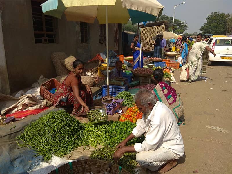 ದಾವಣಗೆರೆ ನಗರದ ತಾಲ್ಲೂಕು ಕಚೇರಿ ಮುಂಭಾಗ ತರಕಾರಿ ಮಾರಾಟ ಮಾಡುತ್ತಿರುವ ಚಿಲ್ಲರೆ ವ್ಯಾಪಾರಿಗಳು