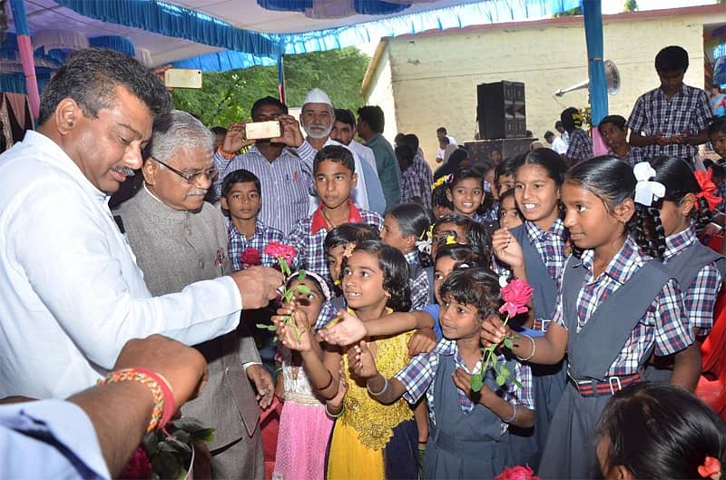 ವಿಜಯಪುರ ತಾಲ್ಲೂಕಿನ ಅಡವಿ ಸಂಗಾಪುರ ಗ್ರಾಮದಲ್ಲಿ ಮಂಗಳವಾರ ನಡೆದ ಮಕ್ಕಳ ದಿನಾಚರಣೆಯಲ್ಲಿ ಸಚಿವ ಎಂ.ಬಿ.ಪಾಟೀಲ ಸರ್ಕಾರಿ ಶಾಲೆಯ ಮಕ್ಕಳಿಗೆ ಗುಲಾಬಿ ನೀಡಿದರು