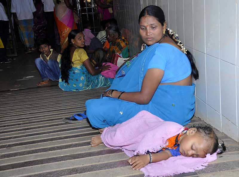 ಸಚಿವರ ಸಂಬಂಧಿಕರೂ ಸರ್ಕಾರಿ ಆಸ್ಪತ್ರೆಗೆ