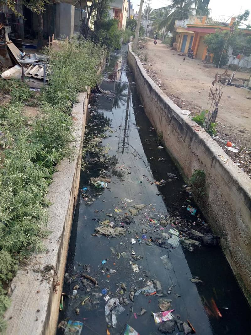 ಬಾಗೇಪಲ್ಲಿ ಪಟ್ಟಣದ ರಾಜಕಾಲುವೆ ರಸ್ತೆ ಪಕ್ಕದಲ್ಲಿರುವ ಚರಂಡಿಯಲ್ಲಿ ಹೂಳು ತುಂಬಿರುವುದು