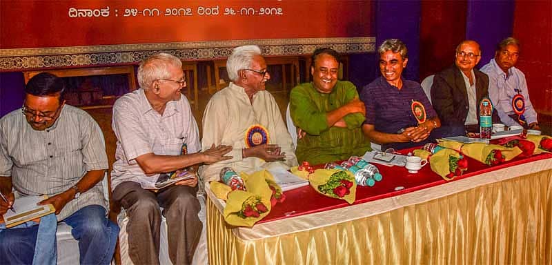 83ನೇ ಅಖಿಲ ಭಾರತ ಕನ್ನಡ ಸಾಹಿತ್ಯ ಸಮ್ಮೇಳನದ ಸಮಾನಾಂತರ ವೇದಿಕೆ ಮಹಾರಾಜ ಕಾಲೇಜು ಮೈದಾನದಲ್ಲಿ ಶುಕ್ರವಾರ ನಡೆದ ಕರ್ನಾಟಕ ಏಕೀಕರಣ ಕುರಿತ ಗೋಷ್ಠಿಯಲ್ಲಿ ಅಪ್ಪಾರಾವ್ ಅಕ್ಕೋಣಿ ಅವರ ಹಾಸ್ಯಚಟಾಕಿಗೆ ಮಲೆಯೂರು ಗುರುಸ್ವಾಮಿ ಮುಗುಳ್ನಕ್ಕರು. ನಾ.ನಾಗಚಂದ್ರ, ಸ.ರಾ. ಸುಳಕೂಡೆ, ಜಗನ್ನಾಥ ಹೆಬ್ಬಾಳೆ, ಕೆ.ಎನ್.ಇಂಗಳಗಿ, ಬಾಳಾಸಾಹೇಬ ಲೋಕಾಪುರ ಇದ್ದಾರೆ