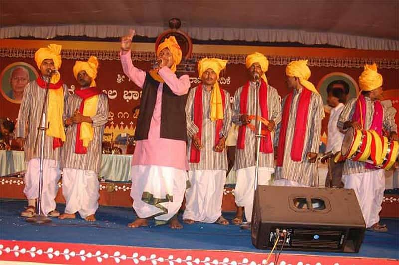 ಕುಕನೂರು ಸಮೀಪದ ಬಿನ್ನಾಳ ಗ್ರಾಮದ ಜೀವನ್ಸಾಬ್ ವಾಲೀಕಾರ್ ಅವರ ತಂಡದ ಕತಾರ್ ದೇಶದ ದೋಹಾದಲ್ಲಿ ಕಾರ್ಯಕ್ರಮ ನೀಡುತ್ತಿರುವುದು