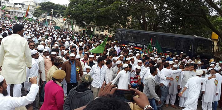 ಚಿಕ್ಕಮಗಳೂರು ನಗರದ ಆಜಾದ್ ಪಾರ್ಕ್ ವೃತ್ತದಲ್ಲಿ ಈದ್ ಮಿಲಾದ್ ಮೆರವಣಿಗೆ ಸಾಗಿತು.