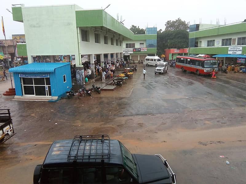 ಚಾಮರಾಜನಗರ ಜಿಲ್ಲೆಯ ಹನೂರಿನ ಬಸ್‌ ನಿಲ್ದಾಣದಲ್ಲಿ ಶುಕ್ರವಾರ  ಸುರಿದ ಮಳೆ