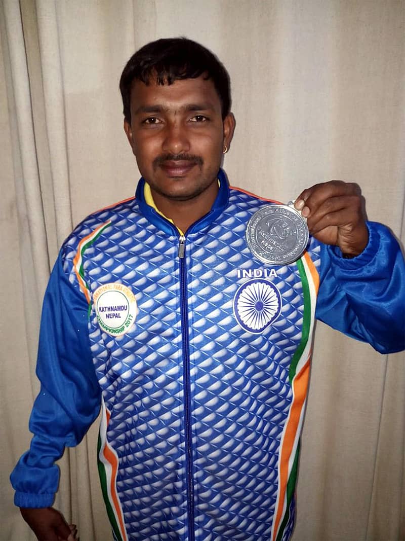 ನೇಪಾಳದಲ್ಲಿ ನಡೆದ ಅಂತರ ರಾಷ್ಟ್ರೀಯ ಪ್ಯಾರಾ ಅಥ್ಲೆಟಿಕ್‌ ಚಾಂಪಿಯನ್‌ಷಿಪ್‌ನಲ್ಲಿ ಪಡೆದ ಬೆಳ್ಳಿ ಪದಕದೊಂದಿಗೆ ಮುಧೋಳ ತಾಲ್ಲೂಕು ಹಲಕಿ ಗ್ರಾಮದ ಬಸವರಾಜ ಹೊರಡ್ಡಿ