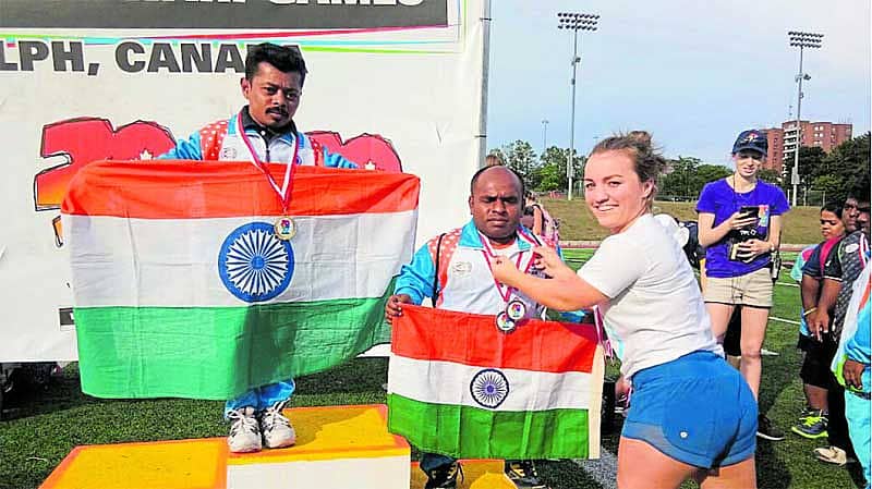 ಕೆನಡಾದ ಕುಬ್ಜರ ಕ್ರೀಡಾಕೂಟದಲ್ಲಿ ನಾಗೇಶ್ ಅವರು ಮತ್ತೊಬ್ಬ ಭಾರತೀಯ ಕ್ರೀಡಾಪಟುವಿನೊಂದಿಗೆ ಪದಕ ಸ್ವೀಕರಿಸುತ್ತಿರುವುದು
