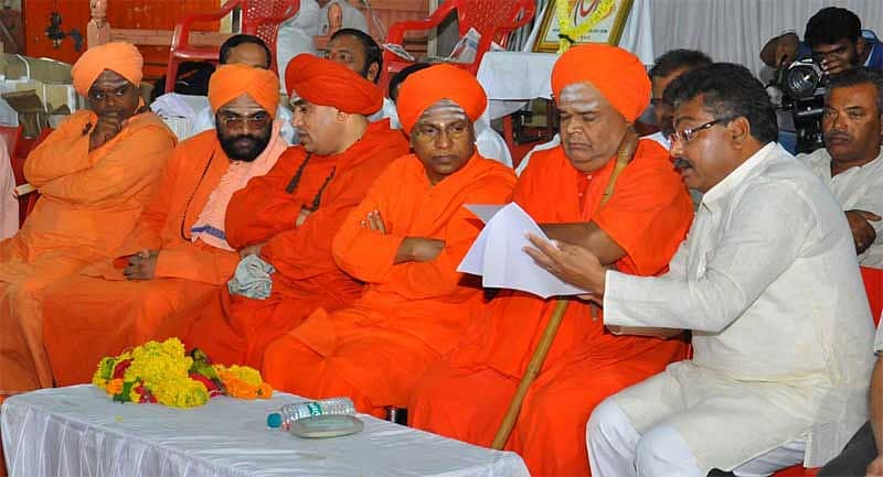 ವಿಜಯಪುರದ ಆರಾಧ್ಯದೈವ ಸಿದ್ಧೇಶ್ವರ ದೇಗುಲದ ಶಿವಾನುಭವ ಮಂಟಪದಲ್ಲಿ ಶನಿವಾರ ರಾತ್ರಿ ನಡೆದ ಲಿಂಗಾಯತ ಪ್ರತ್ಯೇಕ ಧರ್ಮದ ಹಕ್ಕೊತ್ತಾಯ ಸಮಾವೇಶದ ಪೂರ್ವಭಾವಿ ಸಭೆಯಲ್ಲಿ ಜಲಸಂಪನ್ಮೂಲ ಸಚಿವ ಎಂ.ಬಿ.ಪಾಟೀಲ ಗದಗದ ತೋಂಟದಾರ್ಯ ಸ್ವಾಮೀಜಿಗೆ ದಾಖಲೆಗಳನ್ನು ತೋರಿಸಿದರು. ಕೂಡಲ ಸಂಗಮದ ಬಸವಜಯ ಮೃತ್ಯುಂಜಯ ಸ್ವಾಮೀಜಿ ಇದ್ದಾರೆ