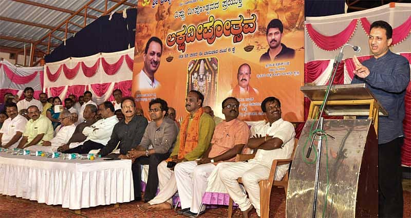 ಕಲ್ಯಾಣ ಲಕ್ಷ್ಮೀವೆಂಕಟರಮಣಸ್ವಾಮಿ ದೇಗುಲದ ಆವರಣದಲ್ಲಿ ಭಾನುವಾರ ನಡೆದ ಲಕ್ಷದೀಪೋತ್ಸವ ಕಾರ್ಯಕ್ರಮವನ್ನು ಕೇಂದ್ರ ಕೌಶಲ ಅಭಿವೃದ್ಧಿ ರಾಜ್ಯ ಸಚಿವ ಅನಂತಕುಮಾರ್ ಹೆಗ್ಡೆ ಉದ್ಘಾಟಿಸಿ ಮಾತನಾಡಿದರು. ಬಿಜೆಪಿ ಮುಖಂಡ ಎಚ್.ವಿ.ರಾಜೀವ್, ದೇಗುಲದ ಸಂಸ್ಥಾಪಕ ಎಚ್.ಜಿ.ಗಿರಿಧರ್, ದಕ್ಷಿಣ ಪ್ರಾಂತ ಸಂಘಚಾಲಕ ಮಾ.ವೆಂಕಟರಾಮ್, ಶಂಕರ್ ಬಿದರಿ, ನಗರ ಘಟಕದ ಅಧ್ಯಕ್ಷ ಡಾ.ಮಂಜುನಾಥ್, ಪಾಲಿಕೆ ಸದಸ್ಯ ಮಾ.ವಿ.ರಾಮಪ್ರಸಾದ್ ಇದ್ದಾರೆ