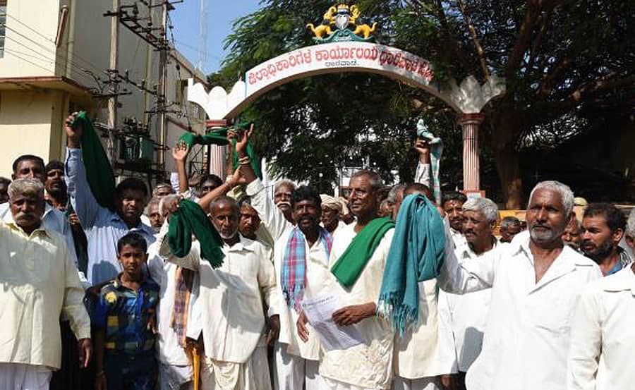 ಕರ್ನಾಟಕ ರಾಜ್ಯ ರೈತ ಸಂಘ ಹಾಗೂ ಹಸಿರು ಸೇನೆ ನೇತೃತ್ವದಲ್ಲಿ ರೈತರು ಧಾರವಾಡದ ಜಿಲ್ಲಾಧಿಕಾರಿ ಕಚೇರಿ ಎದುರು ಶುಕ್ರವಾರ ಪ್ರತಿಭಟನೆ ನಡೆಸಿದರು