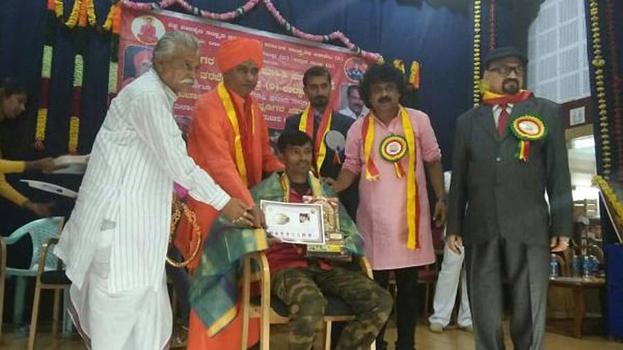 ಬಸವರಾಜ ಅವರಿಗೆ ಬೆಂಗಳೂರಿನ ಸಾಂಸ್ಕೃತಿಕ ಅಕಾಡೆಮಿಯಿಂದ ಕಲಾಭೂಷಣ ಪ್ರಶಸ್ತಿ ನೀಡುತ್ತಿರವುದು