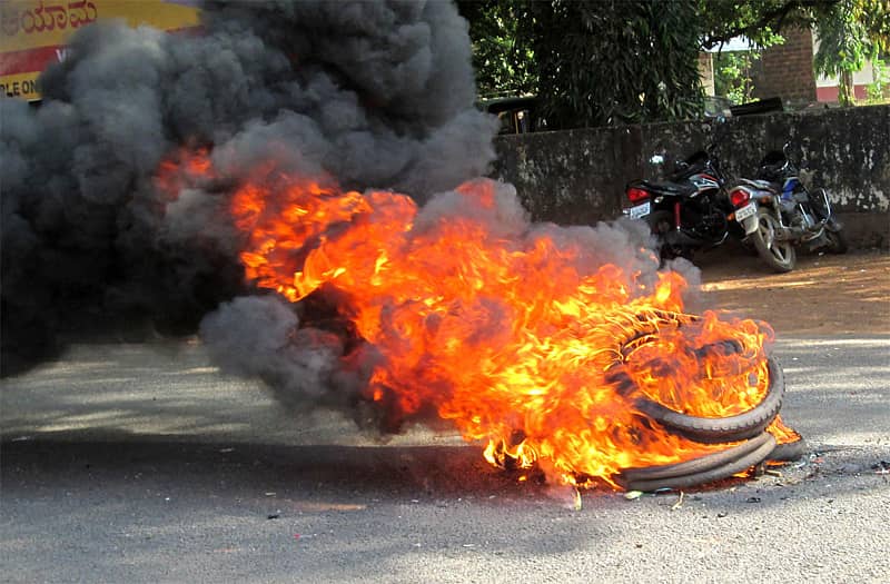 ಕುಮಟಾದ ಮಾಸ್ತಿಕಟ್ಟೆ ವೃತ್ತದ ಬಳಿ ಹೆದ್ದಾರಿಯಲ್ಲಿ ಟೈರ್ಗೆ ಬೆಂಕಿ ಹಚ್ಚಿದ್ದರಿಂದ ಸಂಚಾರ ಸ್ಥಗಿತಗೊಂಡಿತ್ತು