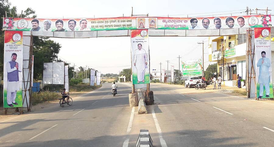 ಕನಕಗಿರಿ ಪಟ್ಟಣಕ್ಕೆ ಮುಖ್ಯಮಂತ್ರಿ ಸಿದ್ದರಾಮಯ್ಯ ಅವರು ಬರುತ್ತಿರುವ ಹಿನ್ನೆಲೆಯಲ್ಲಿ ಗಂಗಾವತಿ–ಲಿಂಗಸಗೂರು ರಸ್ತೆಯಲ್ಲಿ ಹಾಕಿರುವ ಸ್ವಾಗತ ಕಮಾನು