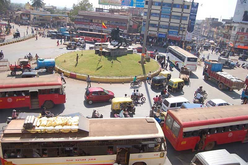 ಸದಾ ಸಂಚಾರ ದಟ್ಟಣೆಯಿಂದ ಕೂಡಿರುವ ಹುಬ್ಬಳ್ಳಿಯ ಚನ್ನಮ್ಮ ವೃತ್ತದ ವಿಹಂಗಮ ನೋಟ
