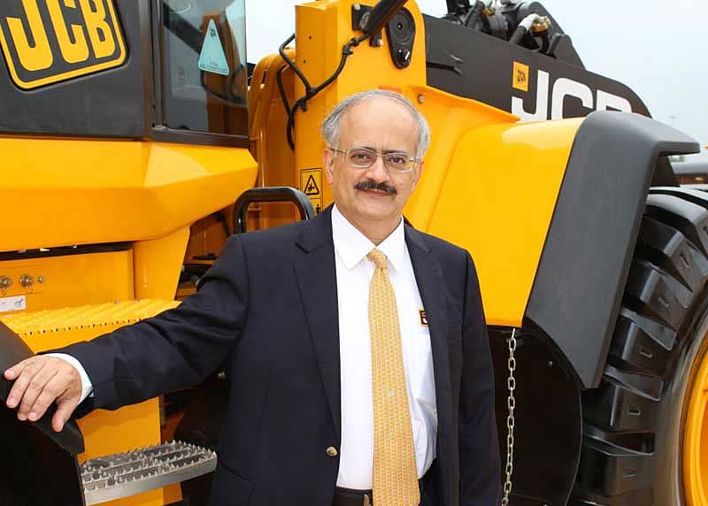 ಹೊಸ ತಂತ್ರಜ್ಞಾನ ಇರುವ ಜೆಸಿಬಿ ಯಂತ್ರೋಪಕರಣಗಳ ಜತೆ ಸಂಸ್ಥೆಯ ಸಿಇಒ ವಿಪಿನ್ ಸೋಂಧಿ