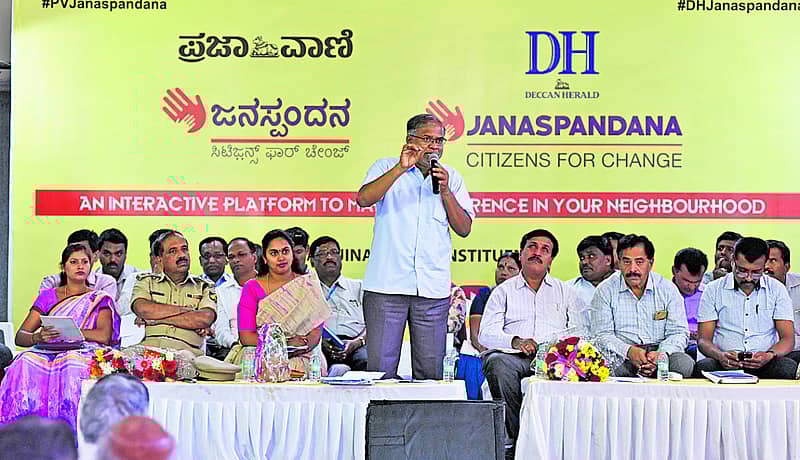 ಎಸ್.ಸುರೇಶ್ ಕುಮಾರ್ ಅವರು ಜನಸ್ಪಂದನದಲ್ಲಿ ಸಭಿಕರ ಪ್ರಶ್ನೆಯೊಂದಕ್ಕೆ ಉತ್ತರಿಸಿದರು. ಪಾಲಿಕೆ ಸದಸ್ಯೆ ಪ್ರತಿಮಾ ಕೆ.ಎಸ್. ರಮೇಶ್, ಎಸಿಪಿ (ಸಂಚಾರ) ಬಿ.ಎ.ಜಗದೀಶ್, ಪಾಲಿಕೆ ಸದಸ್ಯೆ ದೀಪಾ ನಾಗೇಶ್, ಕಾರ್ಯಪಾಲಕ ಎಂಜಿನಿಯರ್ ಶಶಿಕುಮಾರ್, ಸೂಪರಿಂಟೆಂಡಿಂಗ್ ಎಂಜಿನಿಯರ್ ನಾಗರಾಜ್, ಆರೋಗ್ಯ ಅಧಿಕಾರಿ ಬಾಲಸುಂದರ ಇದ್ದಾರೆ